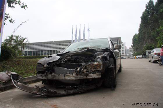 进口宝马730行驶中自燃 <wbr>车主4s店前拉横幅维权 天涯汽车网 进口宝马730自燃 店前拉横幅 车主讨说法