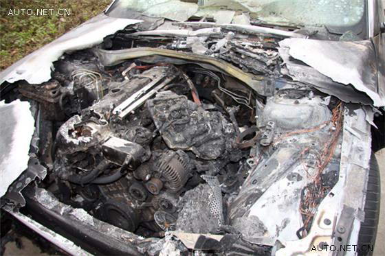 进口宝马730行驶中自燃 <wbr>车主4s店前拉横幅维权 天涯汽车网 进口宝马730自燃 店前拉横幅 车主讨说法