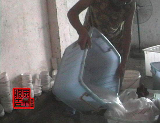 餐具消毒厂污水横流循环使用脏水洗餐具(组图)