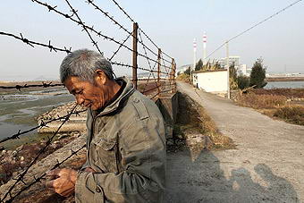 电厂在友谊塘边修建了一条海堤。海堤外的滩涂被巨石围填,而滩涂是很多村民的生计来源