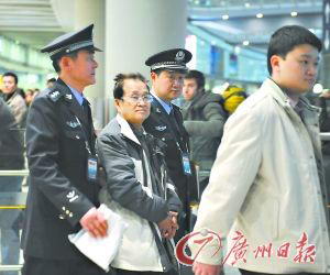 昔日涉嫌重大合同诈骗潜逃境外12载终被遣返(图)