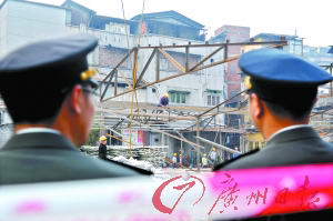 城管对违章建筑进行拆除。资料图片 记者海国 摄