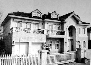 李天龙家的别墅车库的上阳台为坡顶改造,中间二层阳台为加建。 海淀城管供图